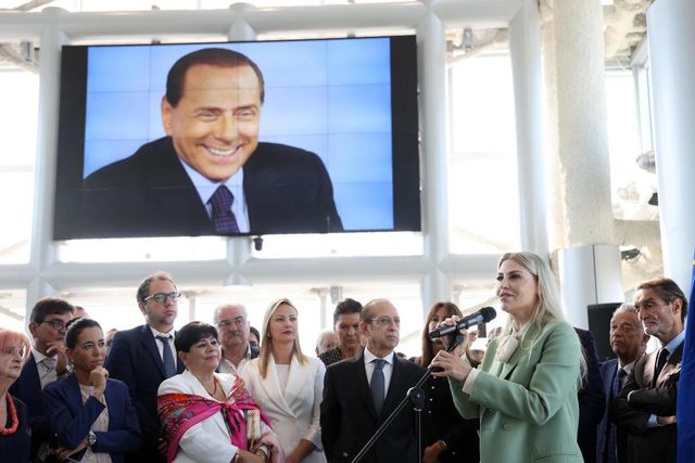 Berlusconi, il figlio Pier Silvio lo ricorda a Mediaset