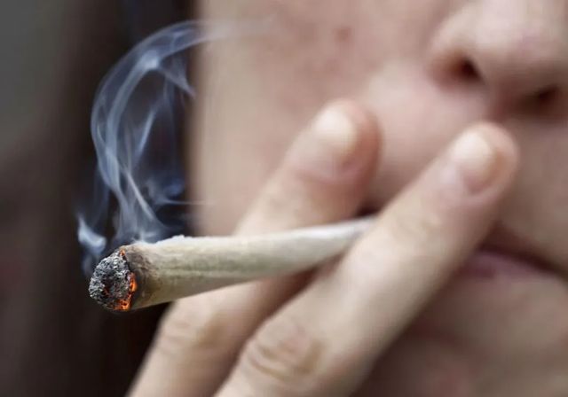 Fumar porros en la adolescencia multiplica el riesgo de sufrir esquizofrenia