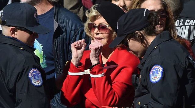 Jane Fonda arrestata a Washington durante una manifestazione per il clima