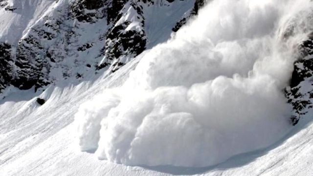 Doi turiști au fost surprinși de avalanșă în masivul Bucegi