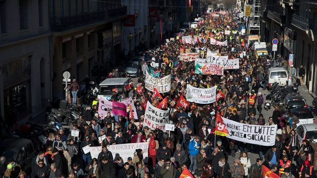 Ismét százezrek tiltakoztak a nyugdíjreform ellen Franciaországban