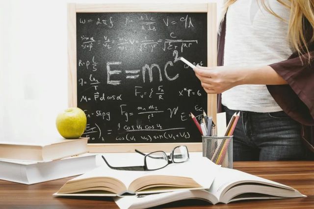 Salariile profesorilor din universități vor crește cu peste 20%, ca urmare a majorării sporurilor salariale pentru titluri științifice