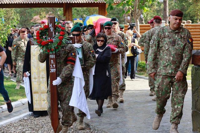 Militarul mort în Afganistan, înmormântat cu onoruri militare
