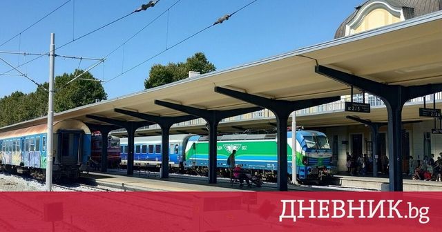 Бързият влак от Пловдив за София е спрял насред полето край Елин Пелин