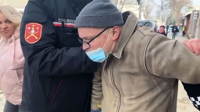 Мужчину, пытавшегося поджечь здание посольства России, поместили под арест
