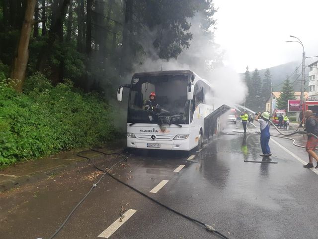 Un autocar în care se aflau 46 de persoane a fost cuprins de flăcări