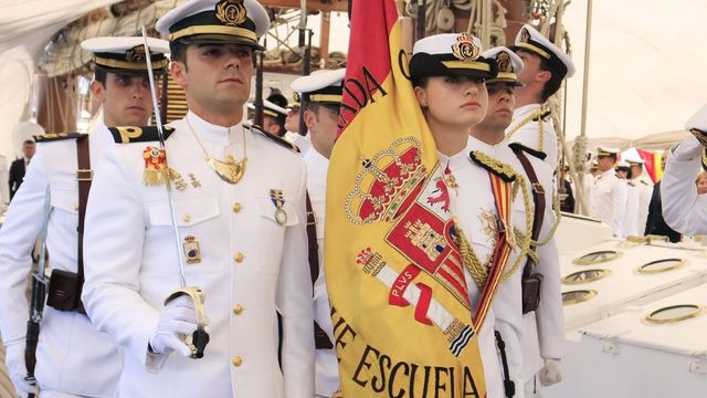La Princesa Leonor, abanderada en una jura de bandera en Colombia