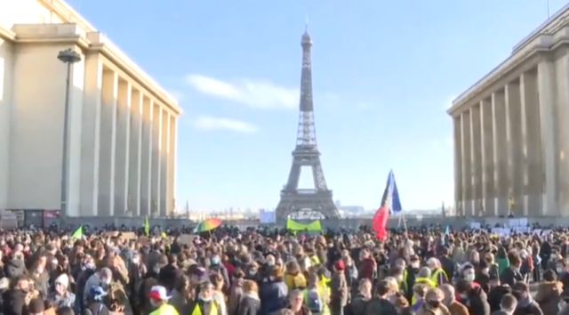 Proteste în Franța împotriva legii care limitează difuzarea de imagini cu polițiști