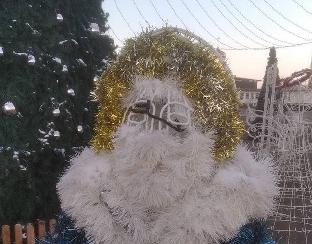 Decorațiunile de Crăciun instalate în centrul orașului Florești, vandalizate: Ce spun oamenii legii