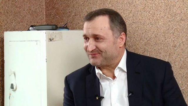 Președintele Comisiei de anchetă pentru elucidarea fraudei bancare, Alexandru Slusari susține un briefing de presă