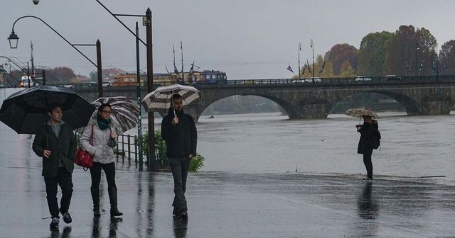 Maltempo a Torino, il Po supera i livelli di guardia e inonda i circoli canottieri