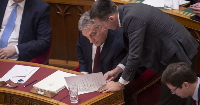 Rogán Antal papíron többet keres Orbán Viktornál