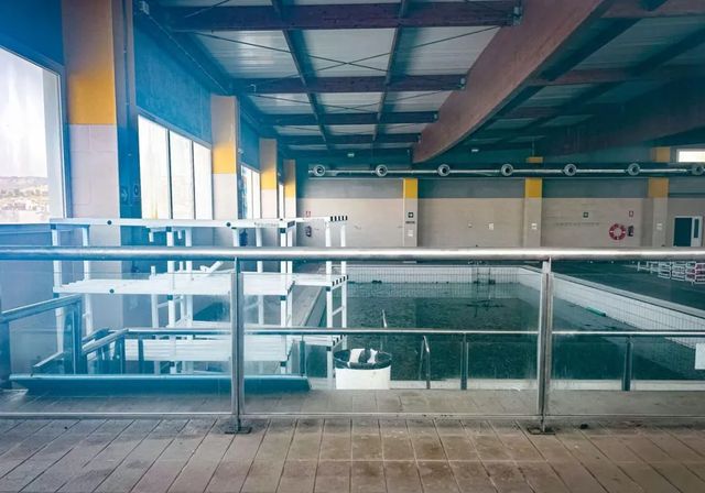 Cinco años de agua estancada y deterioro en la piscina de Huétor Vega