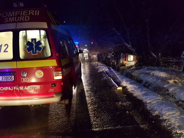 O ambulanță care transporta o adolescentă gravidă s-a răsturnat