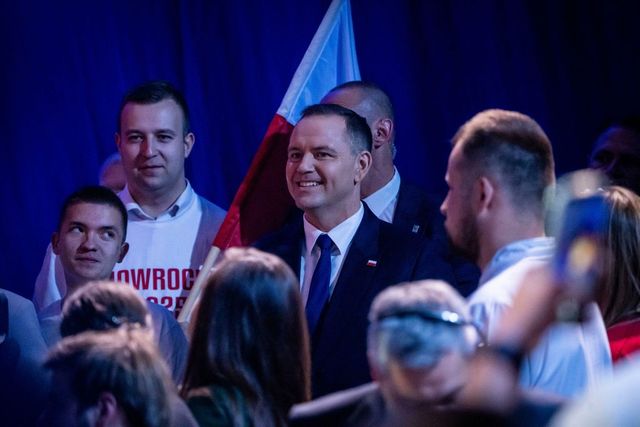 Acuzații de ingerință în alegeri în Polonia după ce candidatul suveranist la președinție a fost primit de Donald Trump