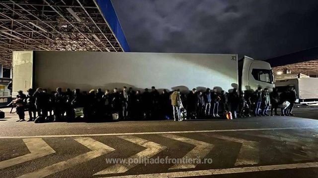 50 de migranți, ascunși în TIR-uri, prinși la Nădlac