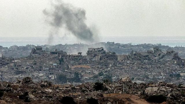 Manifestanti incendiano cassonetti intorno casa Netanyahu