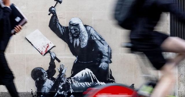 Il nuovo murale di Banksy raffigura un giudice che picchia un manifestante, ma l’opera viene subito rimossa