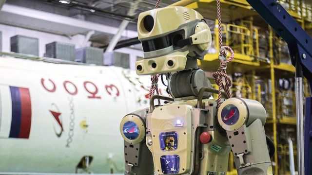 Робот-андроид Федор посверлил дрелью на МКС