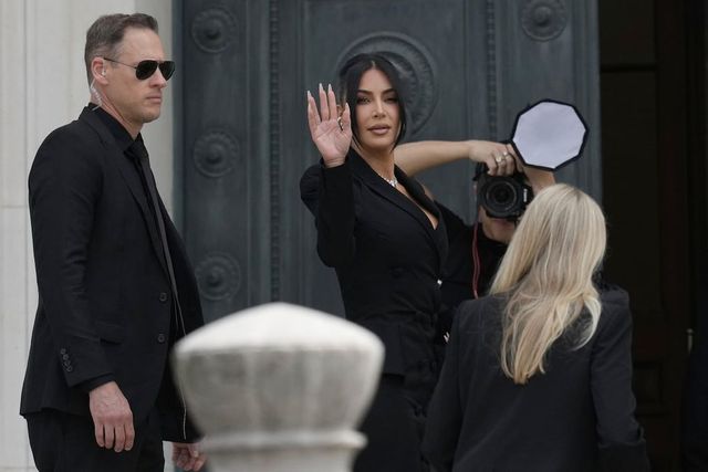 Kim Kardashian llega a París para declarar en el juicio por el robo millonario que sufrió en 2016