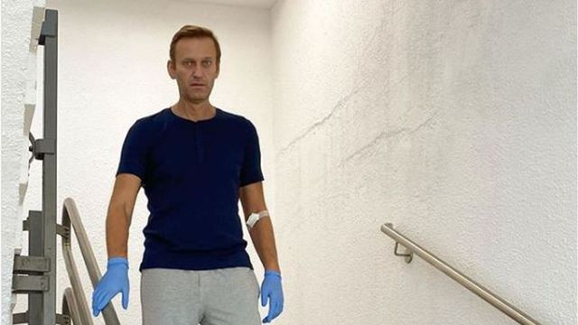 Alexei Navalnîi coboară singur scările spitalului din Berlin unde este internat