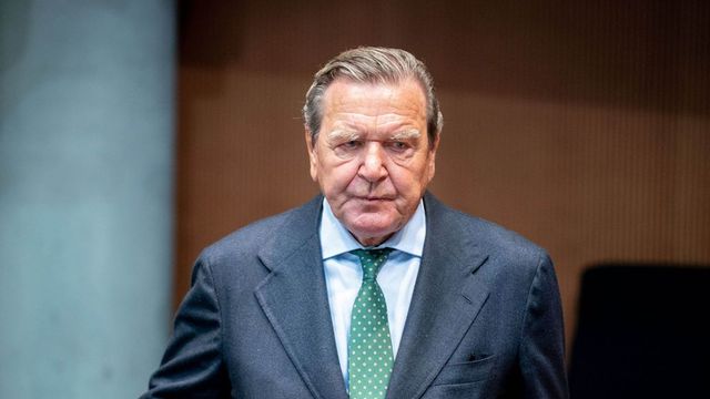 Megvonták Gerhard Schröder volt német kancellár több juttatását