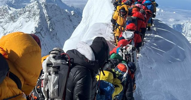 Peste 350 de turiști au fost salvați de pe Everest, după ce au fost surpinși de o furtună de zăpadă