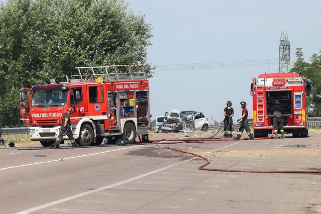 ++ Scontro tra pullman e auto in Calabria, tre morti ++