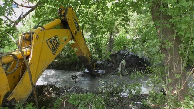 Primăria Chișinău s-a apucat să curețe un colector de apă pluvială, lăsat de izbeliște timp de 12 ani