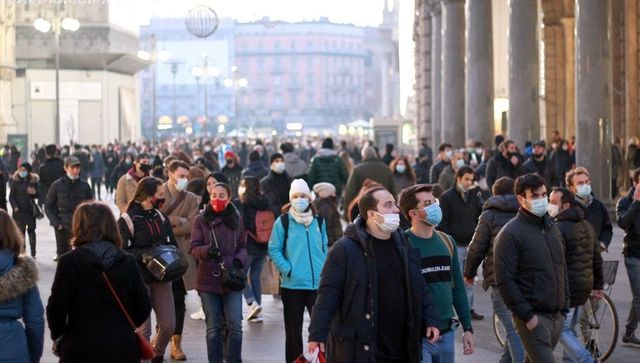 Riaprono i negozi, torna la folla in centro a Milano