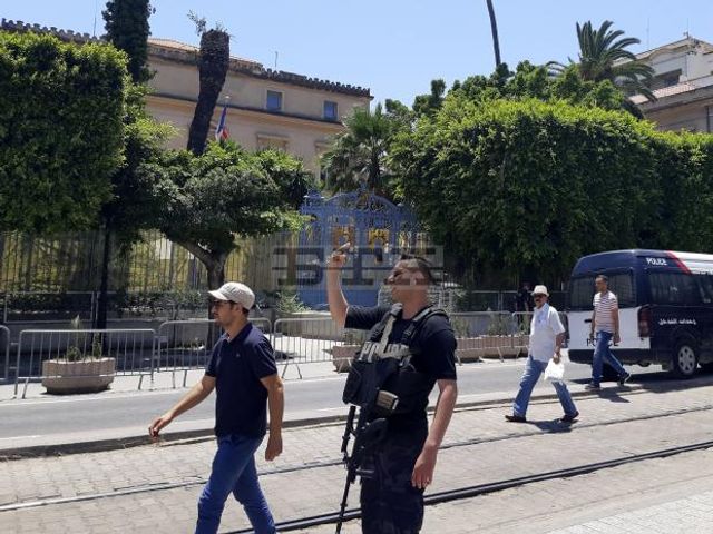 Два самоубийствени атентата в Тунис, убит е полицай