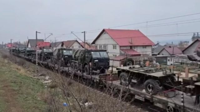 Un tren încărcat cu 32 lansatoare de rachete românești a fost filmat în drum spre Ucraina