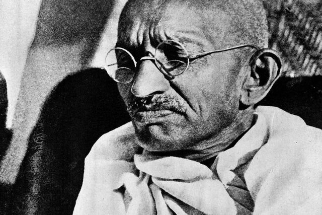 Elárverezik Gandhi egyik szemüvegét