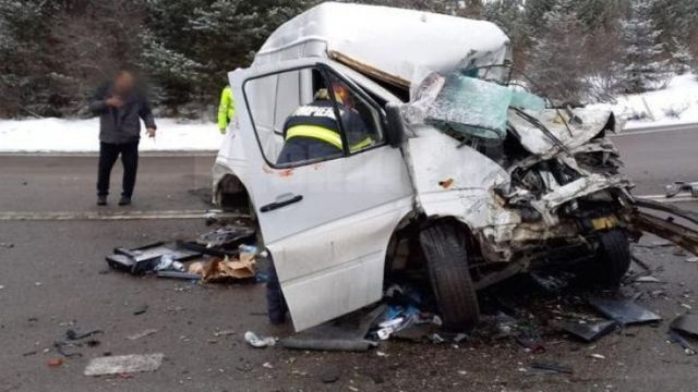 Un microbuz în care se aflau patru moldoveni a fost implicat într-un grav accident în România