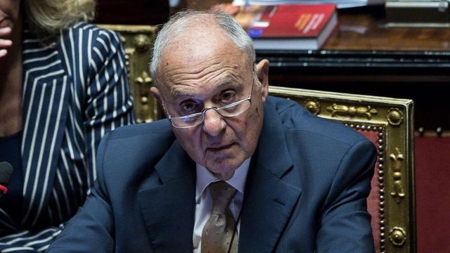 Savona comprò 300 copie del suo libro con i soldi del ministero