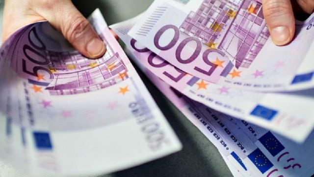 Un ofițer de urmărire penală din Rîșcani a fost reținut în timp ce ar fi luat o mită de 5 mii de euro