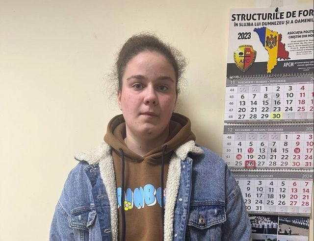 O fată de 14 ani, căutată de două luni de poliție și rude