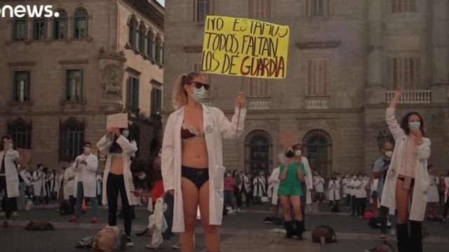 Proteste în Spania. Medicii rezidenți din Barcelona s-au dezbrăcat în stradă ca să arate că au ajuns la capătul răbdării