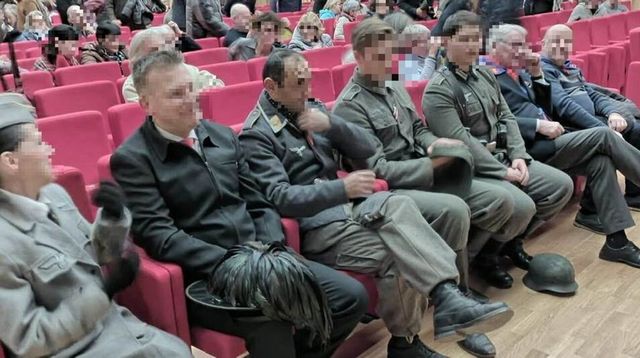 Al cinema per 'Comandante' con le divise naziste