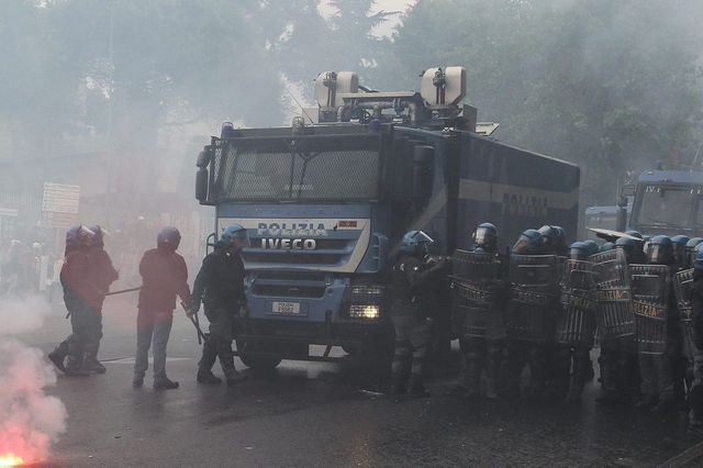 Coronavirus a Napoli, gli idranti della polizia per pulire le strade sporche