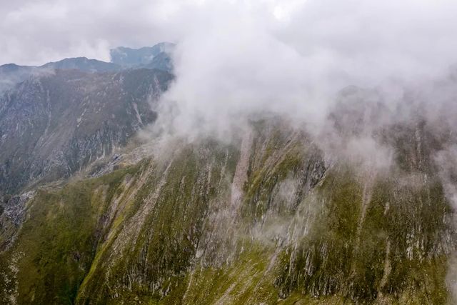 Doi turiști au murit după ce au căzut sute de metri pe o pantă în Munții Făgăraș
