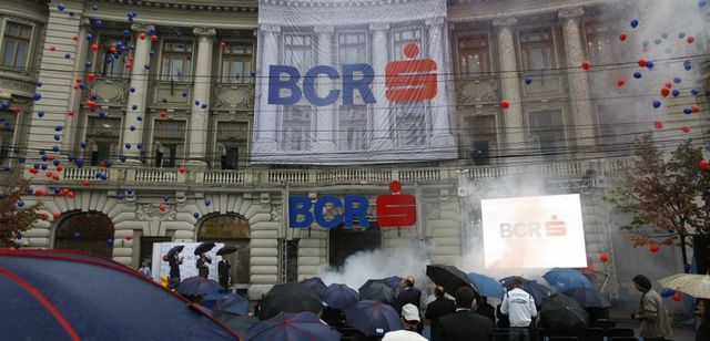 BCR a obținut un profit net de 56,6 milioane de euro, în primul trimestru. Factura Ordonanței lăcomiei: 20 milioane de euro