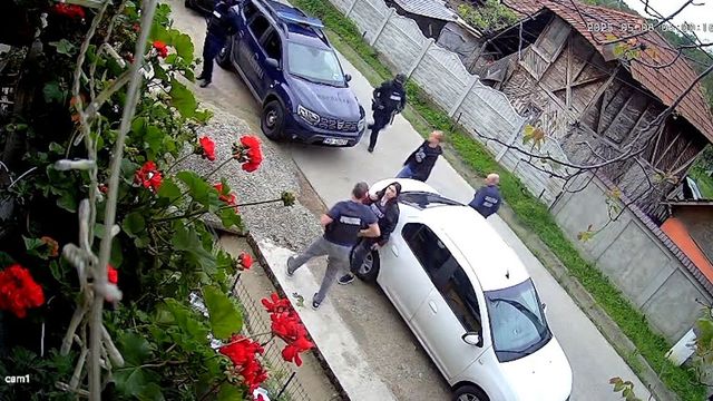 Mascații au greșit adresa și i-au rupt și-o mînă