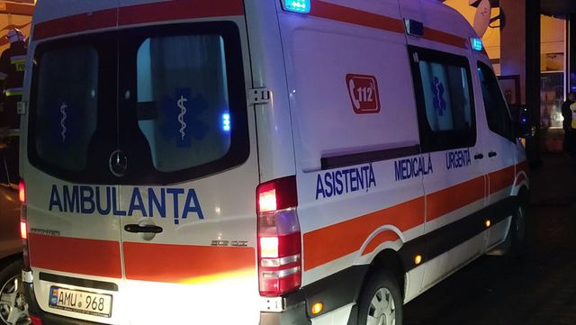 O femeie a ajuns la spital după ce a fost lovită de o mașină în timp ce traversa strada neregulamentar