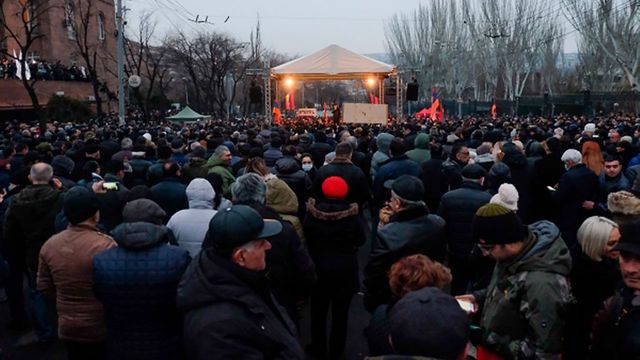 Пашинян и глава оппозиции провели переговоры о досрочных выборах
