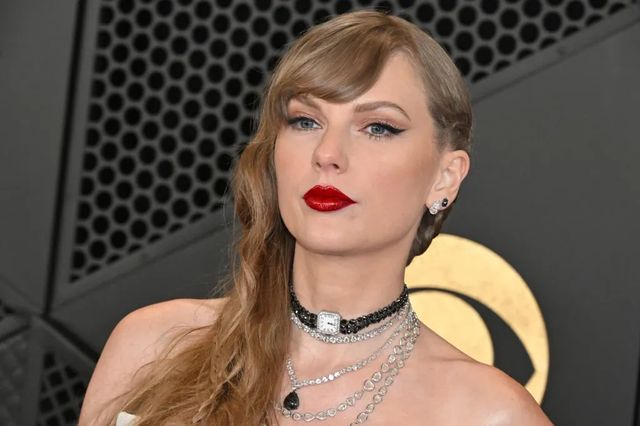 Taylor Swift amenință că va da în judecată un student care i-a urmărit avionul privat