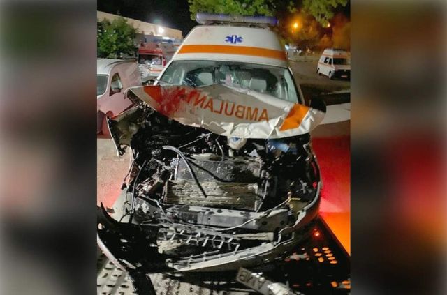 Ambulanță făcută praf după ce a lovit mortal doi măgari, în Ialomița. Șoferul era băut