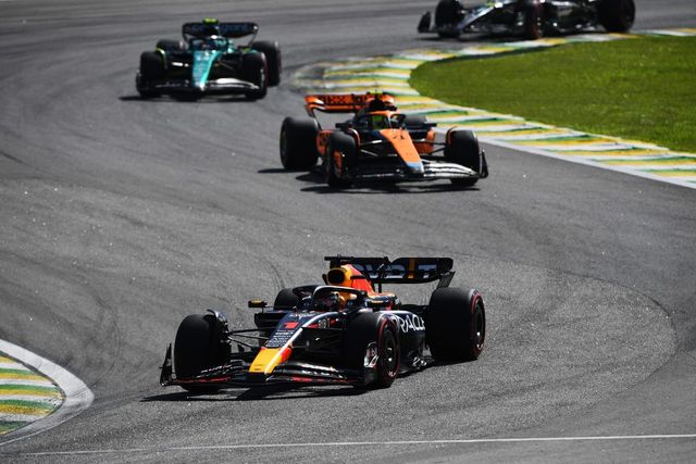 Verstappen dominatore anche ad Interlagos, disastro Leclerc nel GP del Brasile: Norris 2°, Alonso 3°