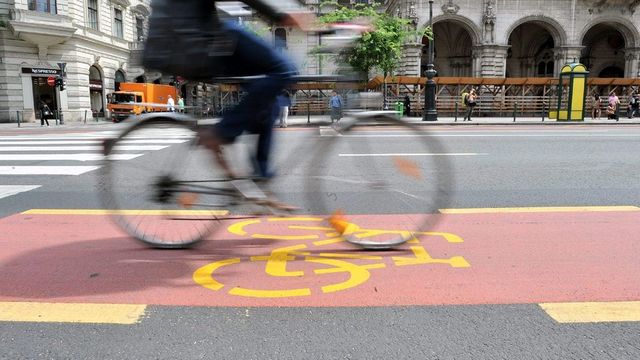 Ideiglenes kerékpársávok segítik a munkába járást