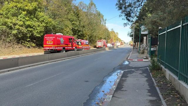 Incendiu în Pipera provocat de o scurgere de gaz, trei mașini distruse și 40 de persoane evacuate